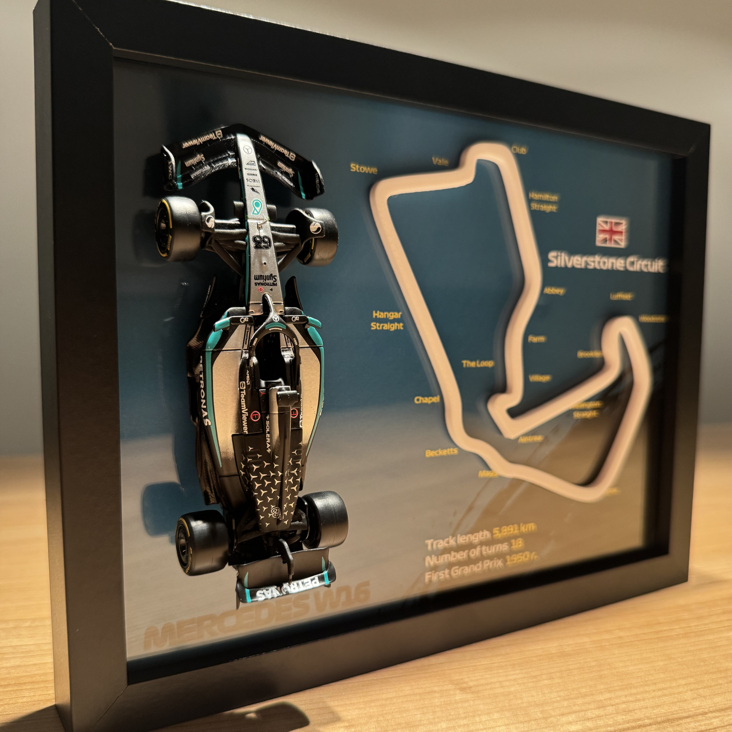 Ramka z bolidem Mercedes Petronas - Silverstone Circuit