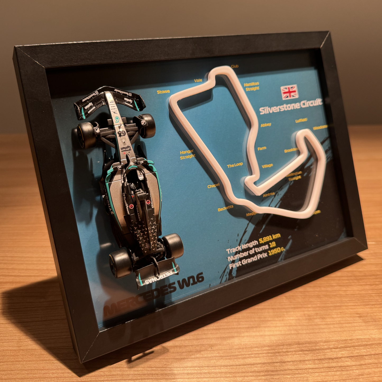 Ramka z bolidem Mercedes Petronas - Silverstone Circuit