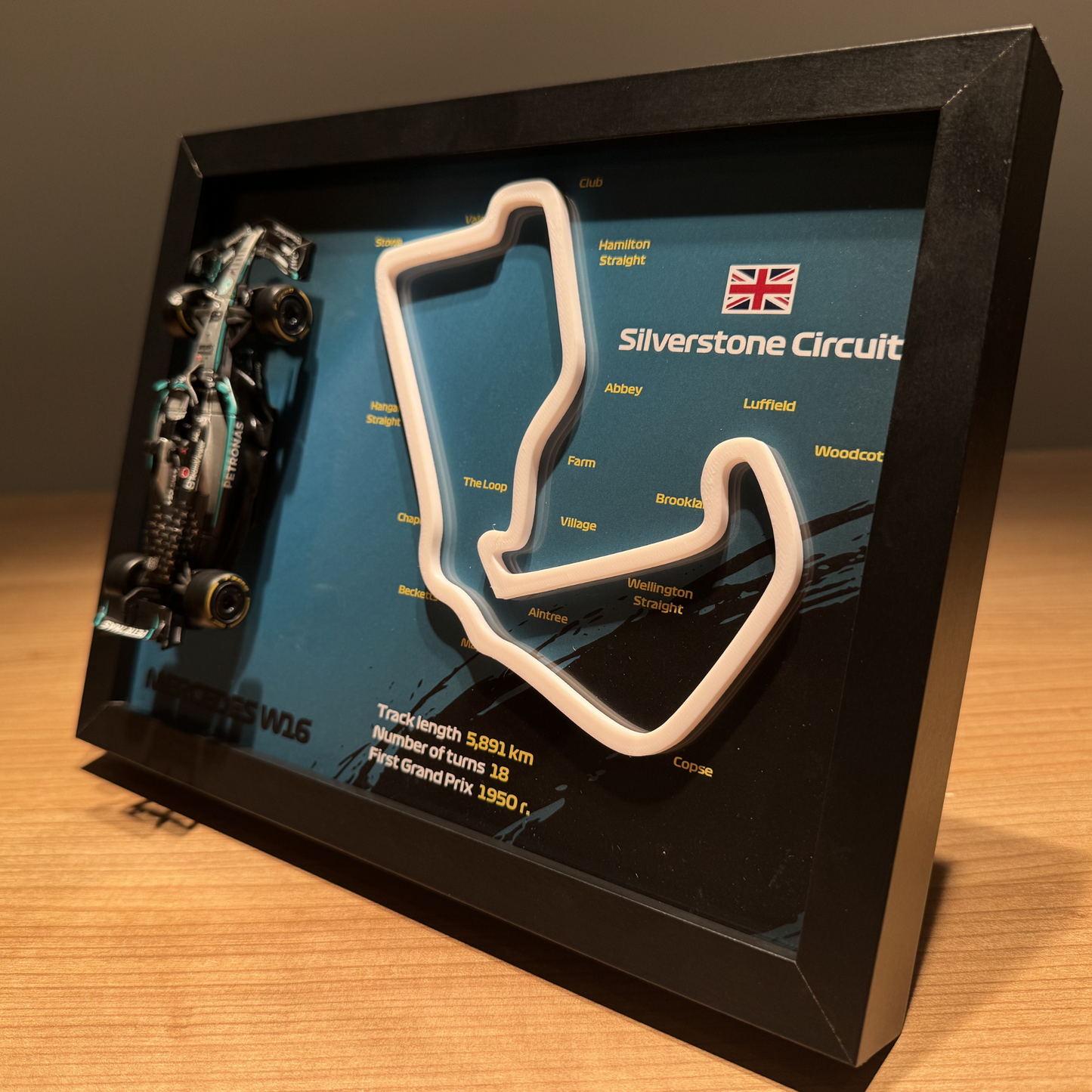 Ramka z bolidem Mercedes Petronas - Silverstone Circuit